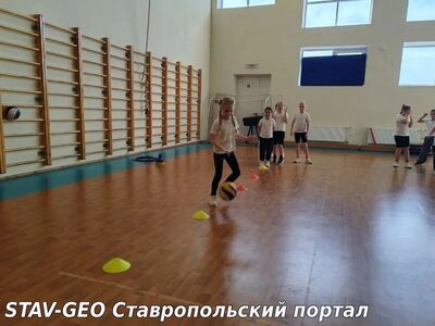 Спортивный праздник к 8 Марта: 2 «В» против 2 «Е» — дружба и победы на школьной арене