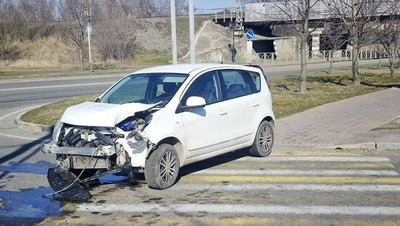 77-летний водитель повернул в столб и травмировал свою пассажирку на Ставрополье