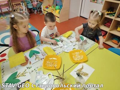 Детский сад №34 воспитанники второй младшей группы № 2, приготовили любимым мамочкам и бабушкам, своими руками, замечательные цветочки