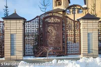 День за днем Храм великомученика Артемия украшен ажурным ограждением с образами святых