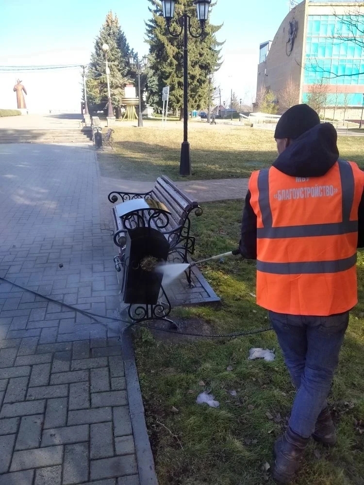 Ставрополь продолжают приводить в порядок после зимы: дороги, тротуары и остановки моют и ремонтируют.