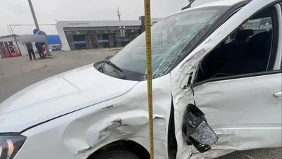 Пенсионер за рулём «Лады» врезался в грузовик и попал в больницу Ставрополя