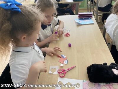 МБОУ СОШ №23 Ученики 1 «В» класса отмечают День воссоединения Крыма с Россией.