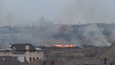 Сухая трава на площади 500 кв. м загорелась на пустыре в Пятигорске