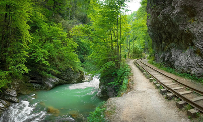 Гуамская узкоколейка: на поезде по дну ущелья