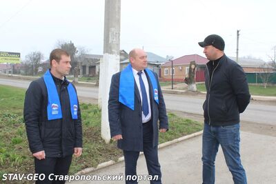 Партийный десант ознакомился с ходом работ по благоустройству общественного пространства и Дворца культуры