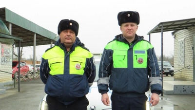 Ставропольские автоинспекторы успокоили девушку на заглохшей в пути иномарке