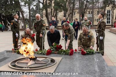 Участники Всероссийского слета поисковых отрядов возложили цветы к Вечному огню в Пятигорске