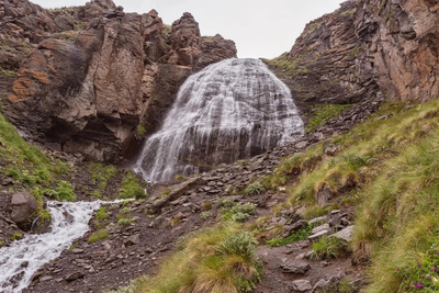 Маршрут к водопаду Девичьи Косы — идеальный вариант для первого трекинга в горах