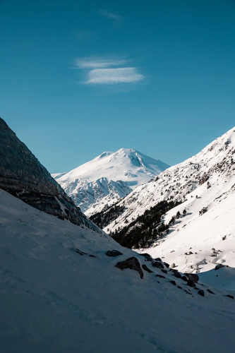 Ледяной грот ледника Башкара с видом на Эльбрус
