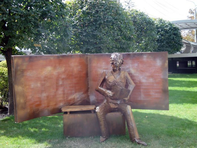 Памятник зачётной книжке в Ставрополе: символ студенческой памяти на улице Мира