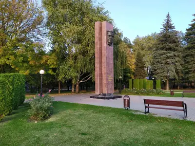 Памятник Фёдору Кулакову в Ставрополе: история и окружение