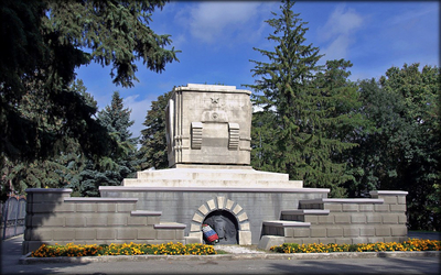 Памятник И. Р. Апанасенко