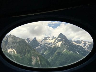 Гостиница «Тарелка» в Домбае: Земля в иллюминаторе видна