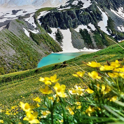 Озеро Донгуз-Орун: оазис у подножия сурового ледника.