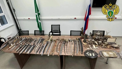Ставрополец пытался контрабандой провезти в Россию коллекционные сабли и кинжалы