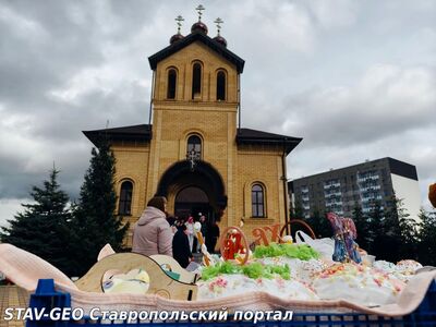 В «Гармонии» освятили куличи и пасхальные угощения у храма