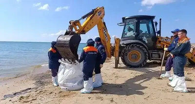 В Витязево ликвидируют последствия выброса мазута на пляже «Тортуга»
