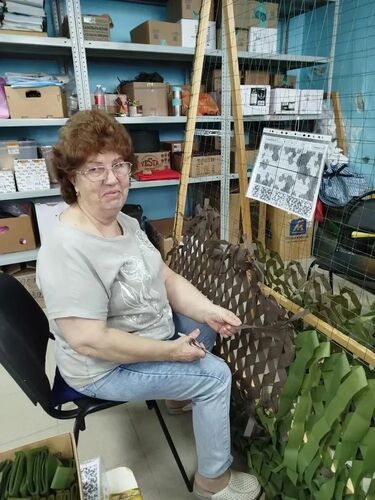 В Михайловске женщины плетут маскировочные сети для бойцов