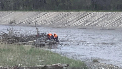 В Невинномысске из Кубани спасатели вытащили пенсионерку, спрыгнувшую с дамбы