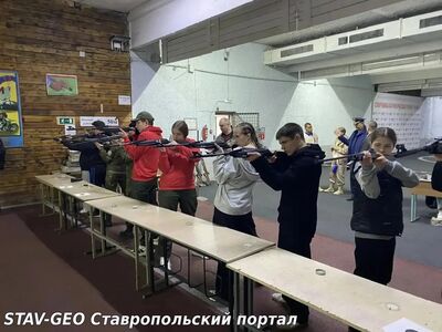 Ученики 8 «Б» посетили тир ДОСААФ и выступили на «Ворошиловском стрелке»