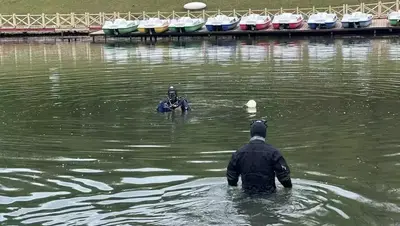 В Кисловодске со дна озера подняли пакеты и опасные предметы