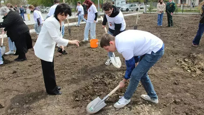 Более 450 деревьев высадили в «Саду памяти» на территории школы в Георгиевске