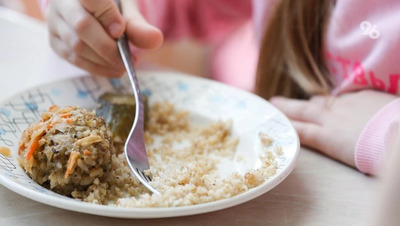 Белок и углеводы помогут выработать «долгий» серотонин — диетолог