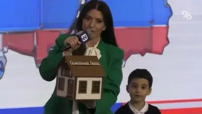 Жасмин подарила копилку мальчику, помогавшему пострадавшим от наводнения