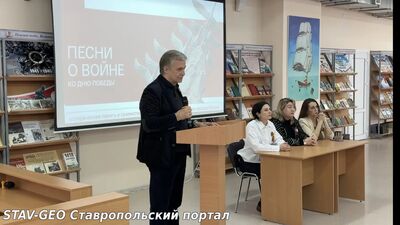 В рамках еженедельного цикла «Разговоры о важном» МБОУ СОШ 20 посетил глава Шпаковского муниципального округа Игорь Владимирович Серов