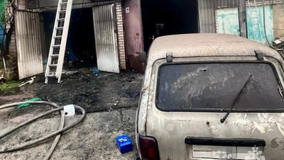 При пожаре в Ставрополе сгорели два мотоцикла, три автомобиля и мопед