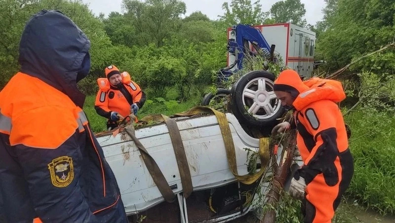 В Предгорье водолазы достали из реки Тамлык пустую легковушку
