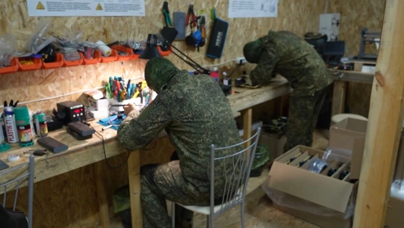 Техники со Ставрополья в тыловой лаборатории наладили цикл подготовки FPV-дронов