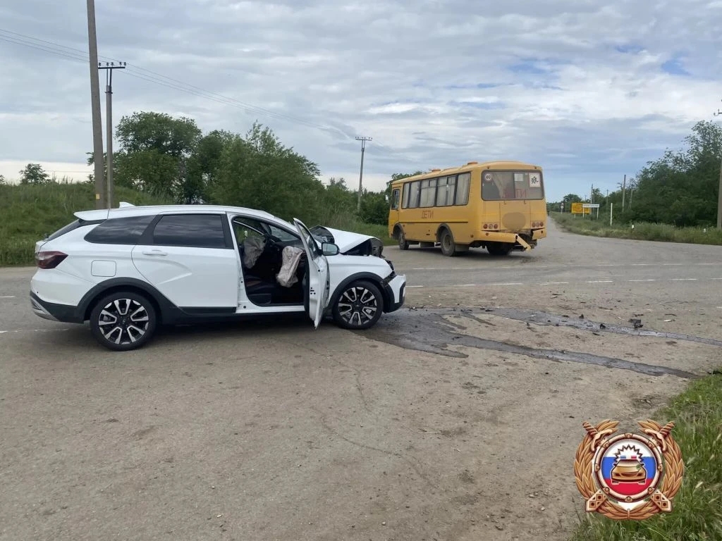 ДТП в Красногвардейском округе: Веста столкнулась с ПАЗ