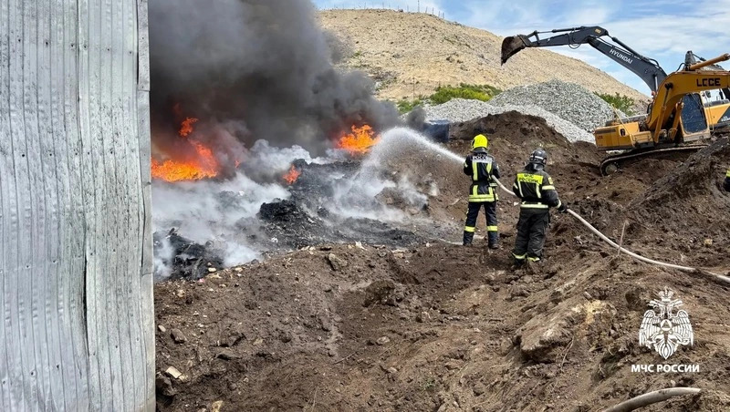Три человека пострадали во время пожара на мусорном полигоне в Шпаковском округе