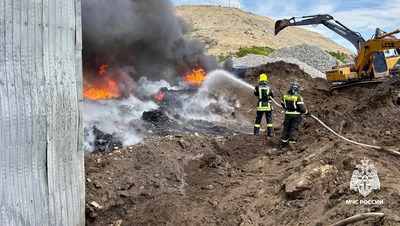 Три человека пострадали во время пожара на мусорном полигоне в Шпаковском округе