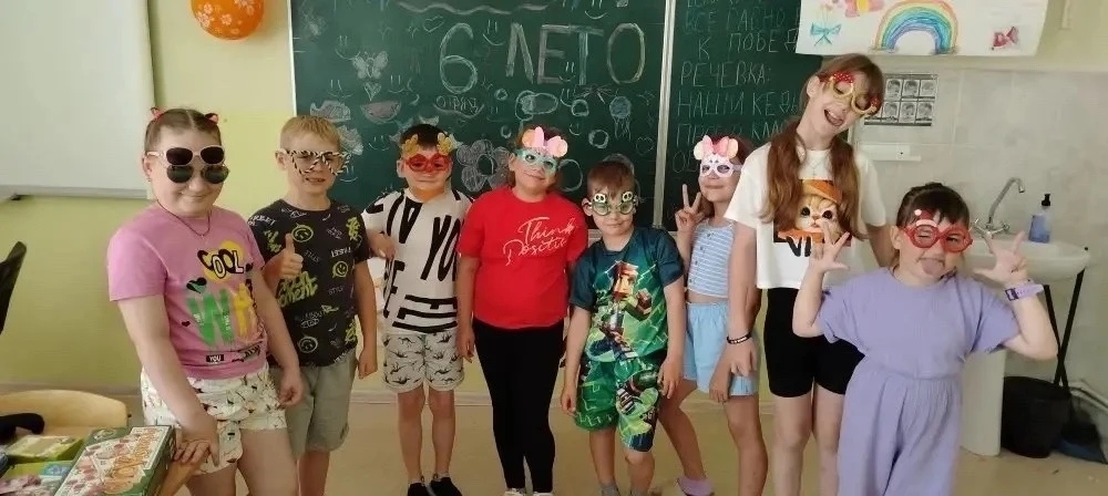 В лагере «Гармония» прошел веселый конкурс селфи в смешных очках «Очкарики дня»