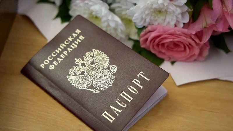 19 юных ставропольцев получили паспорта в честь Дня России