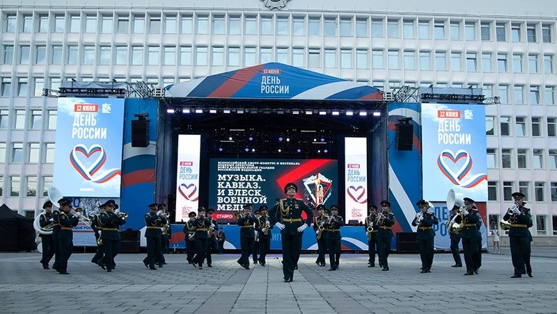 В Пятигорске 500 росгвардейцев исполнили гимн России и «Графа Комаровского»