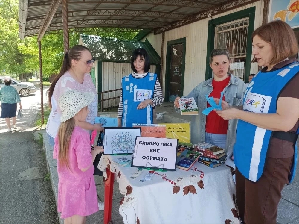 В Шпаковском округе прошла акция «Бегущая книга», приуроченная к Году единства народов России.