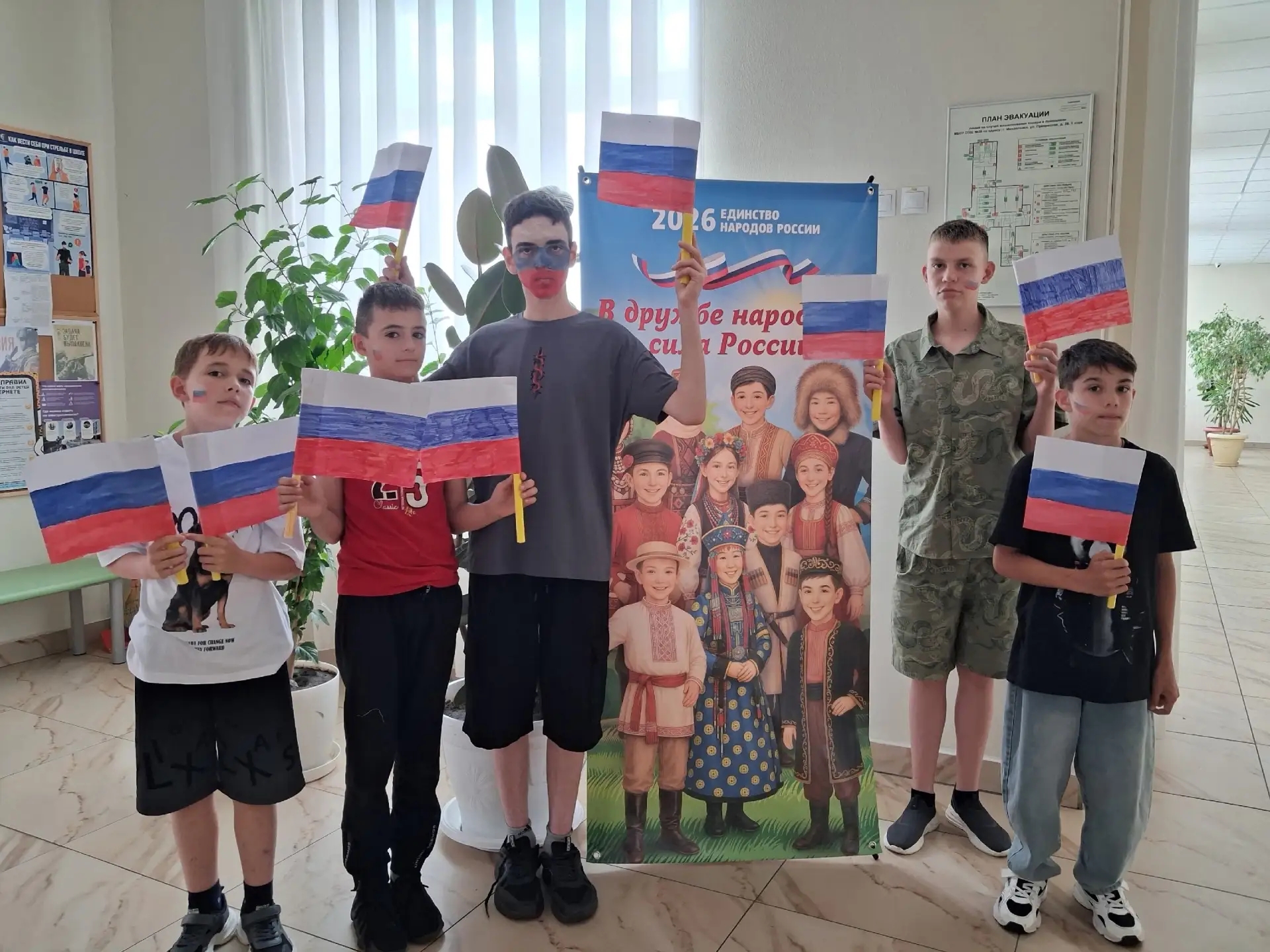 Флаги на лицах: как в лагере «Гармония» прошла Всероссийская акция