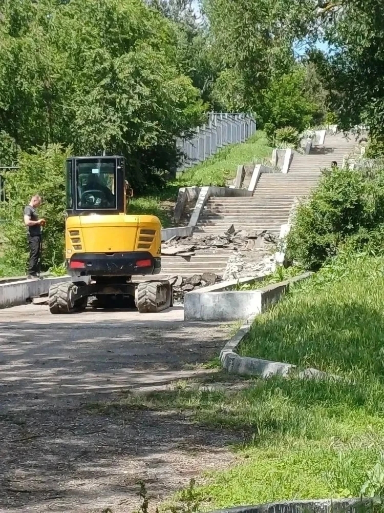 В Степном начали благоустройство рядом со спорткомплексом