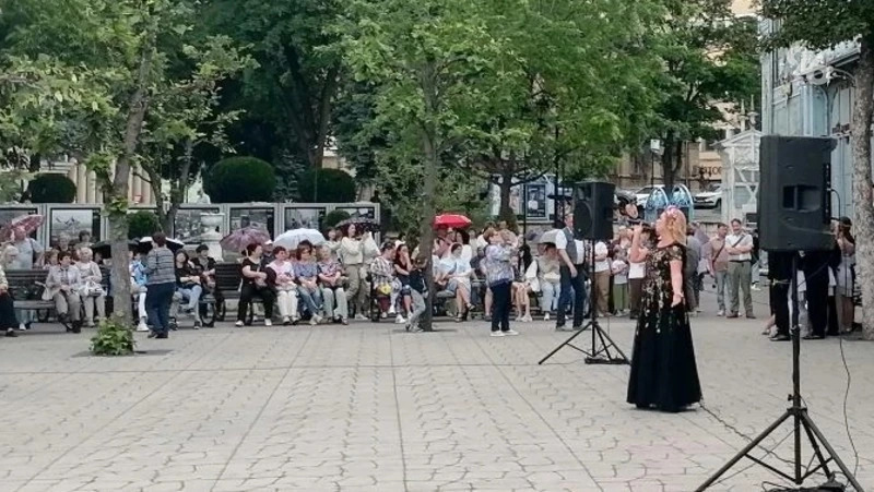 Артисты театра оперетты Пятигорска выступили в честь Дня России в парке Цветник
