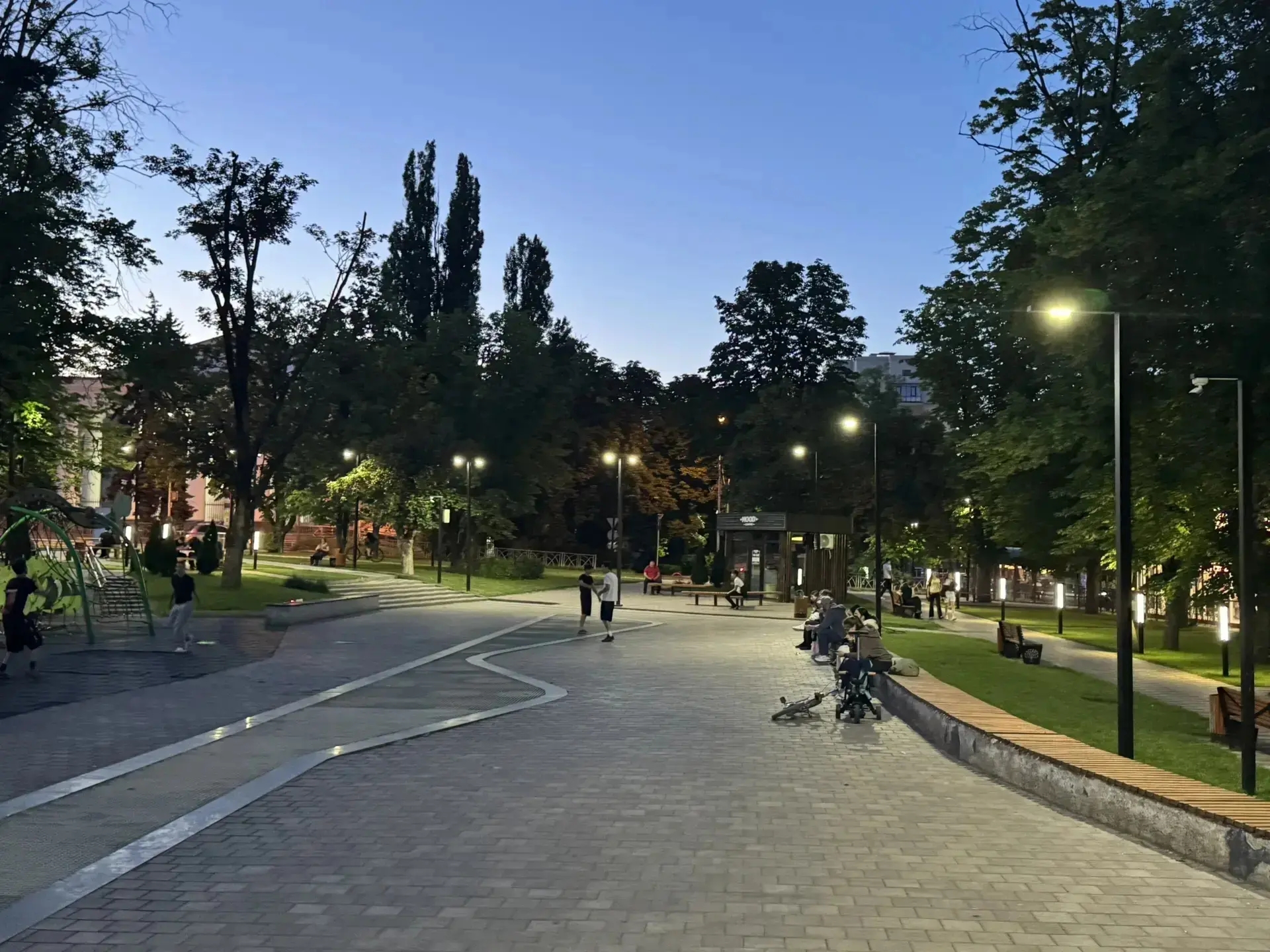 Ремонт наружного освещения завершили в сквере Декабристов в Ставрополе