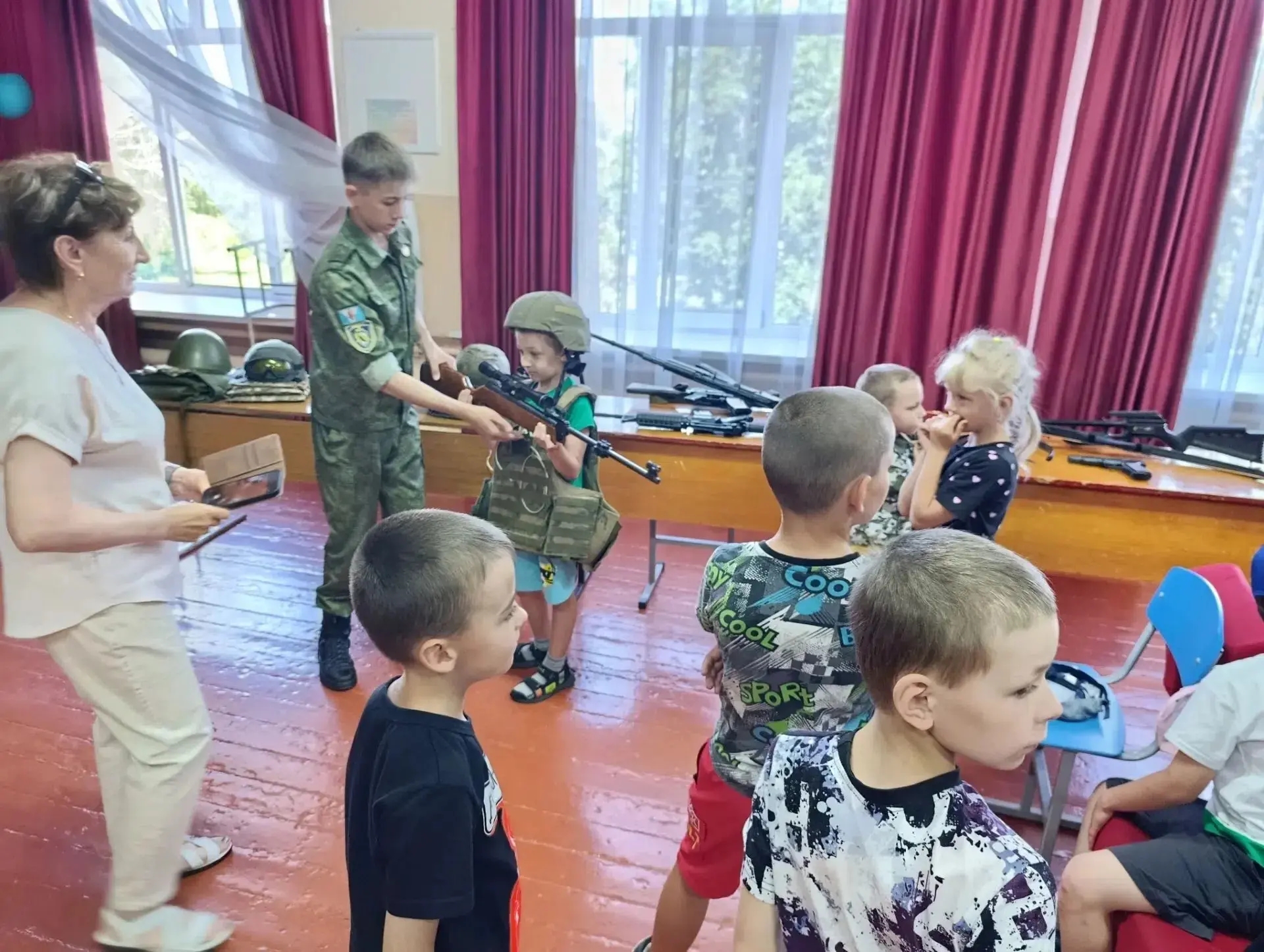 Урок мужества в школе №10 Вревского: курсанты «Беркута» из Михайловска провели занятия