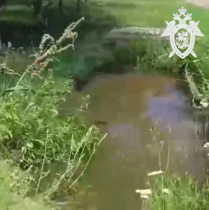 6-летний малыш упал в яму с водой, брошенную во время стройки на Ставрополье