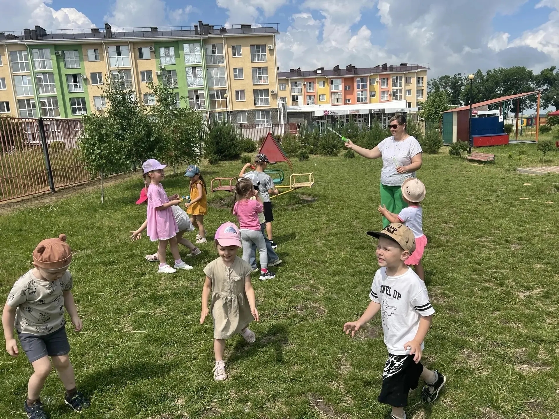 Лето любят все — и взрослые, и дети! А всё потому, что оно дарит нам столько ярких красок, радости и счастья.