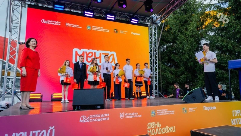 Первые паспорта вручили восьми школьникам Ставрополья на Дне молодёжи