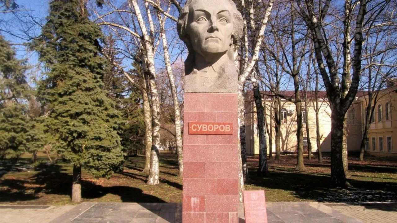 Бюст Суворова в Ставрополе: история на Комсомольской горке