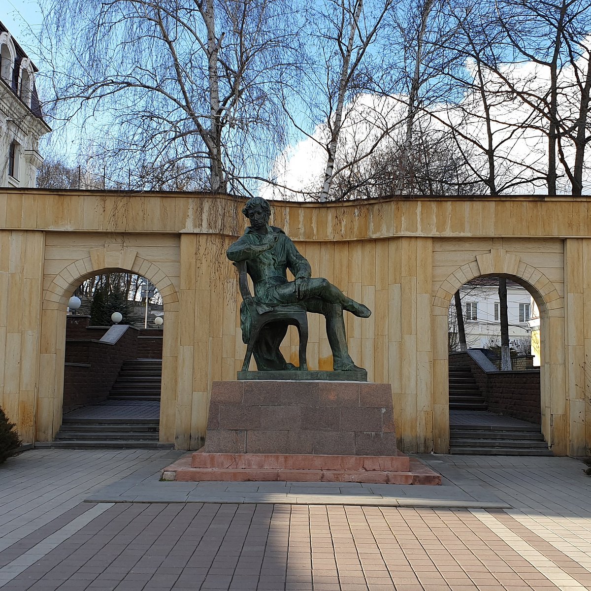 Памятник Пушкину в Ставрополе: где сидит поэт на склоне Крепостной горы
